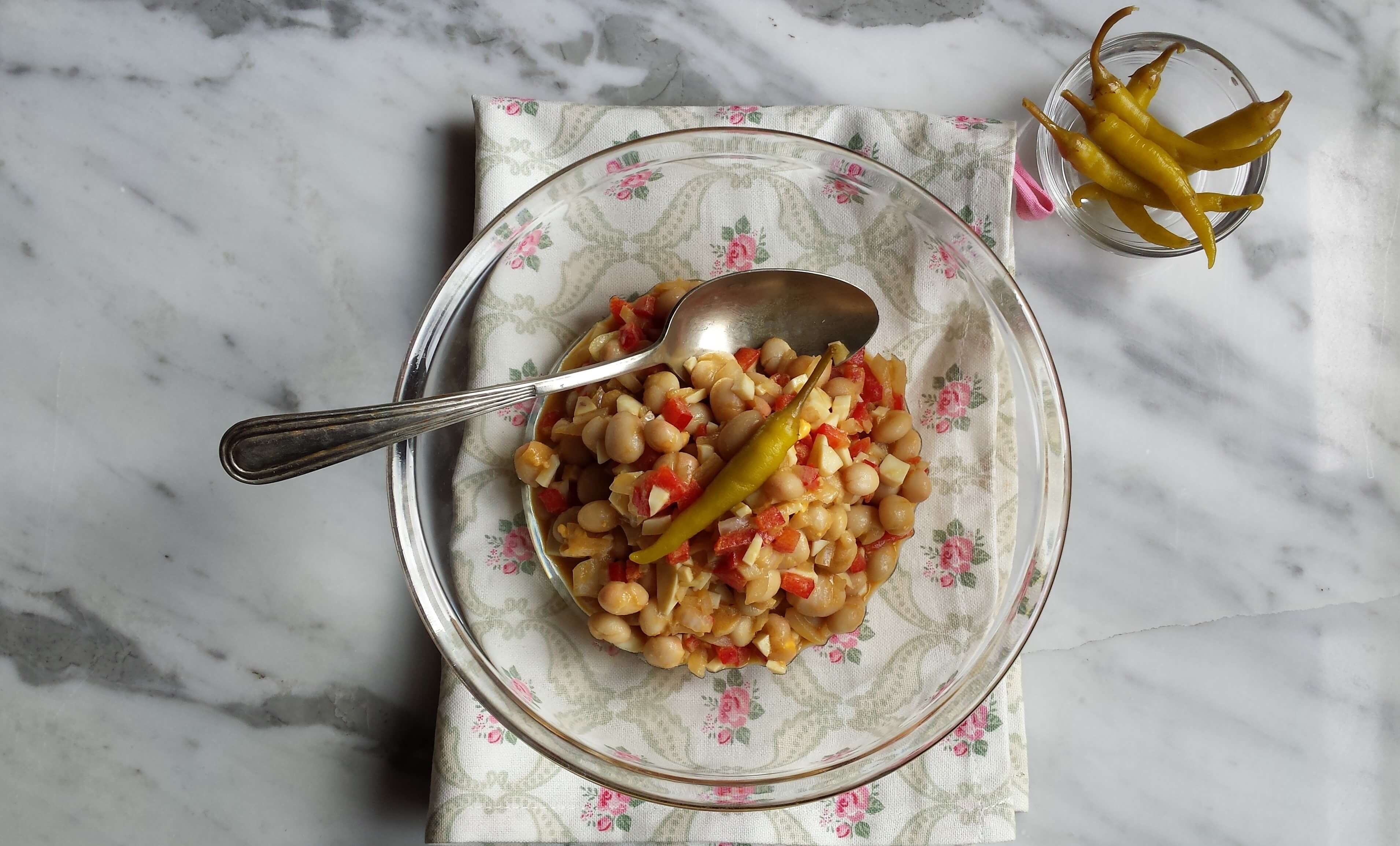 Presentación de ensalada de alubias blancas 7
