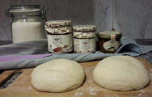 Masa de pizza lista para estirar e ingredientes