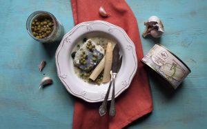 Emplatado de merluza en salsa verde con ingredientes