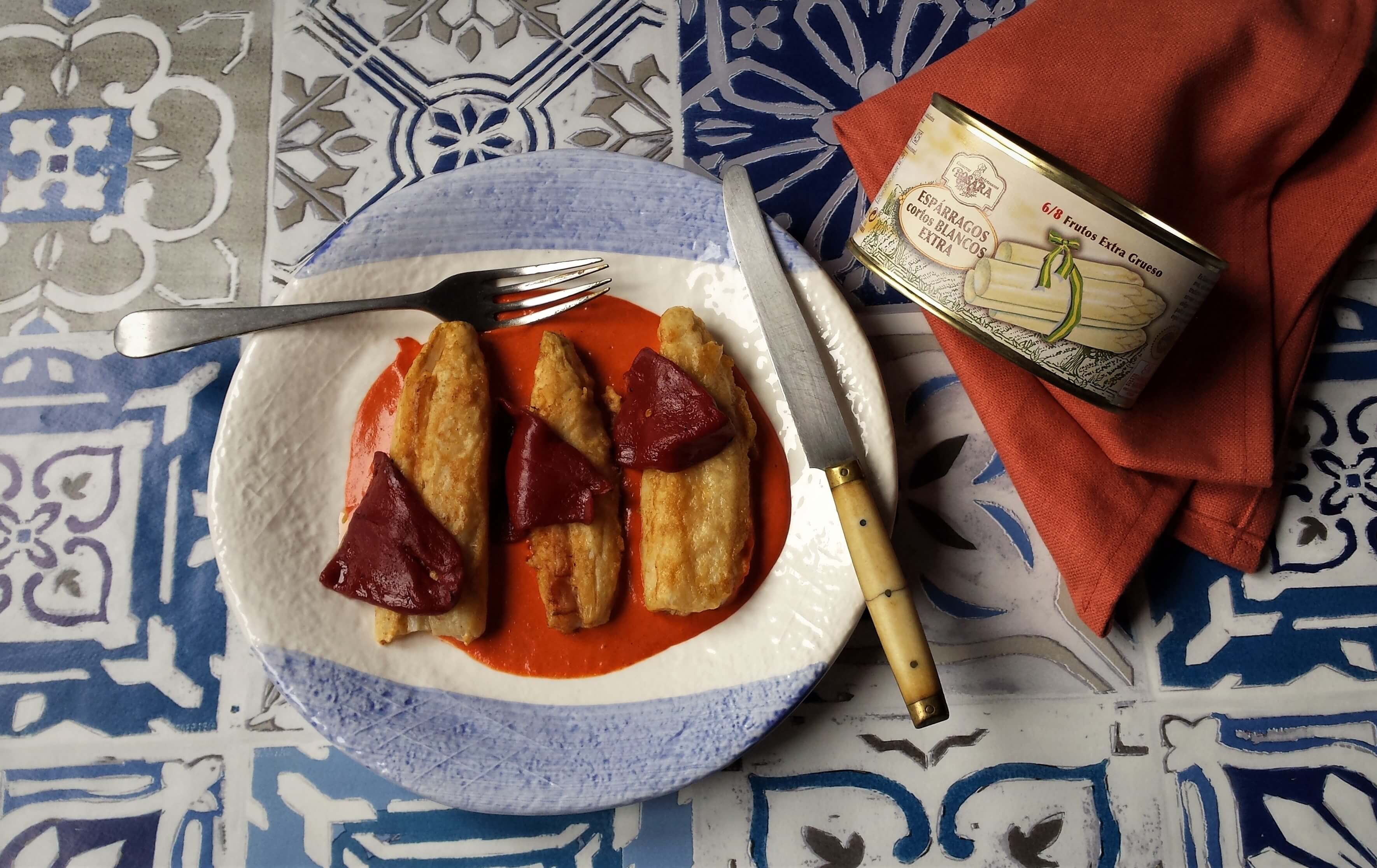 Presentación de espárragos fritos con salsa de piquillo