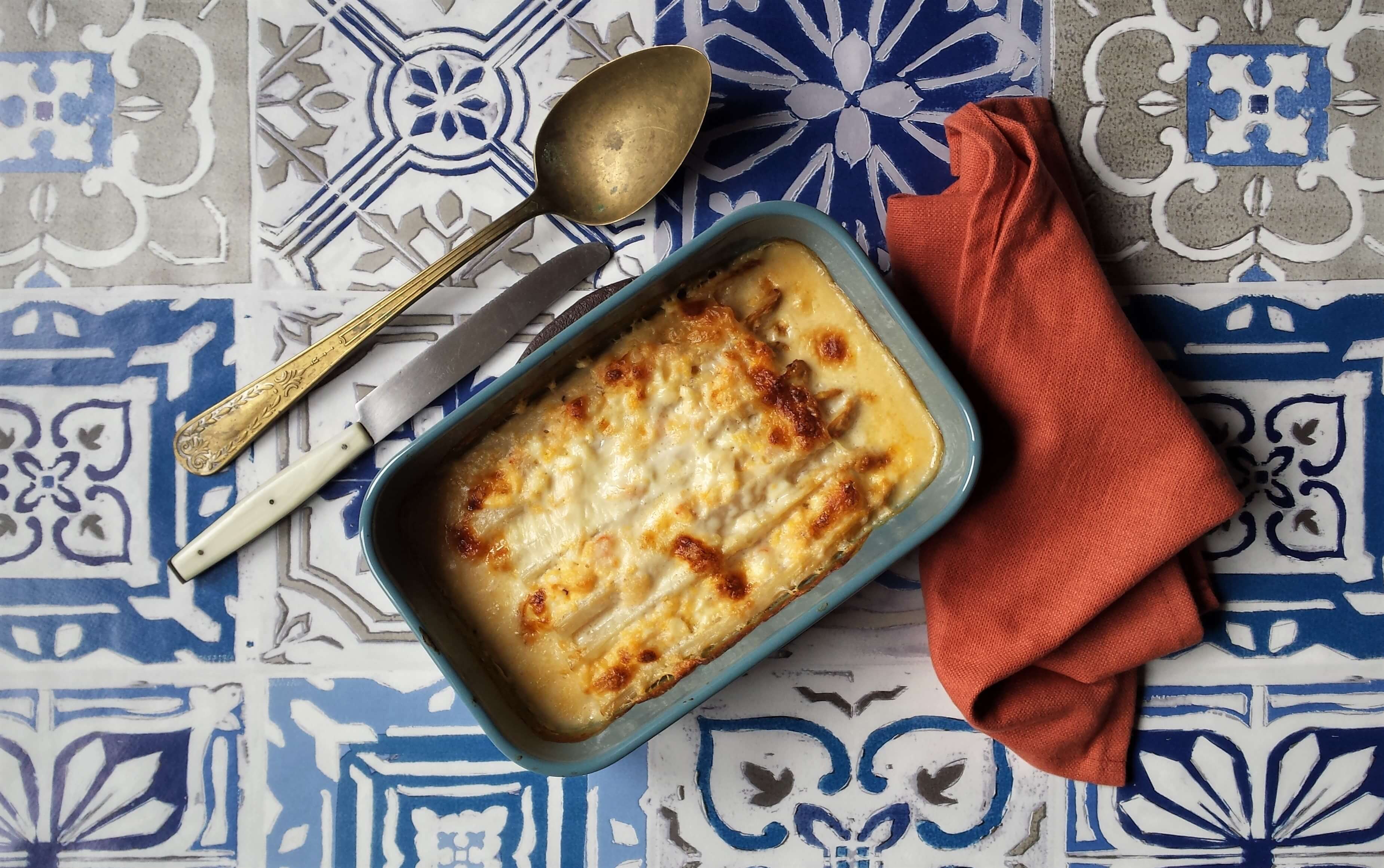 Vista aérea de los espárragos rellenos al horno