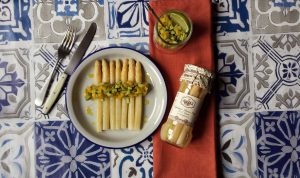 Presentación de Espárragos con aguacate y mango