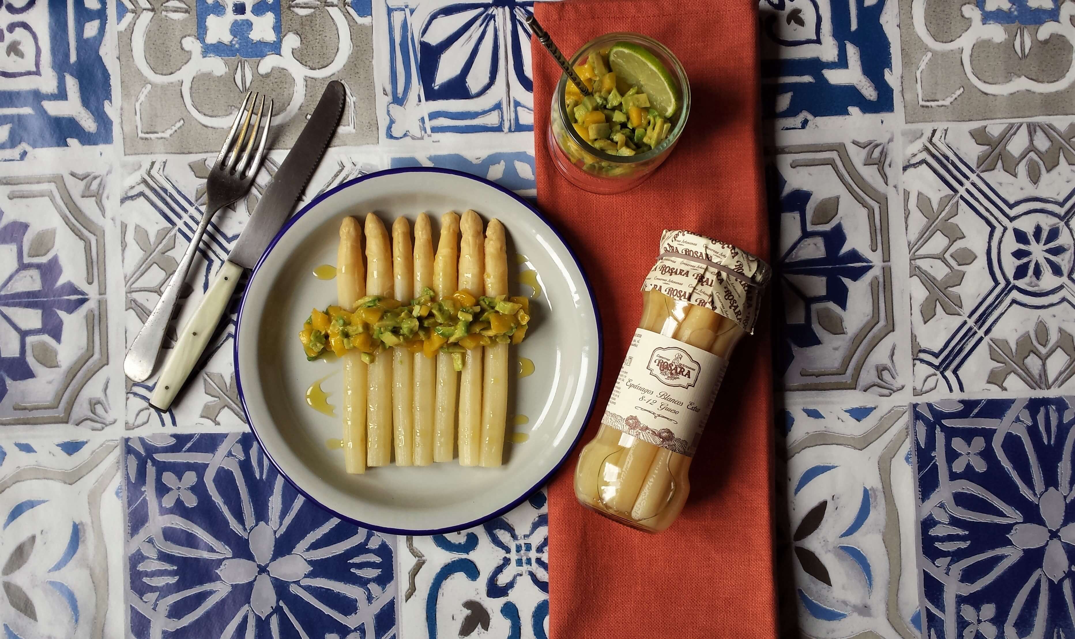 Presentación de Espárragos con aguacate y mango