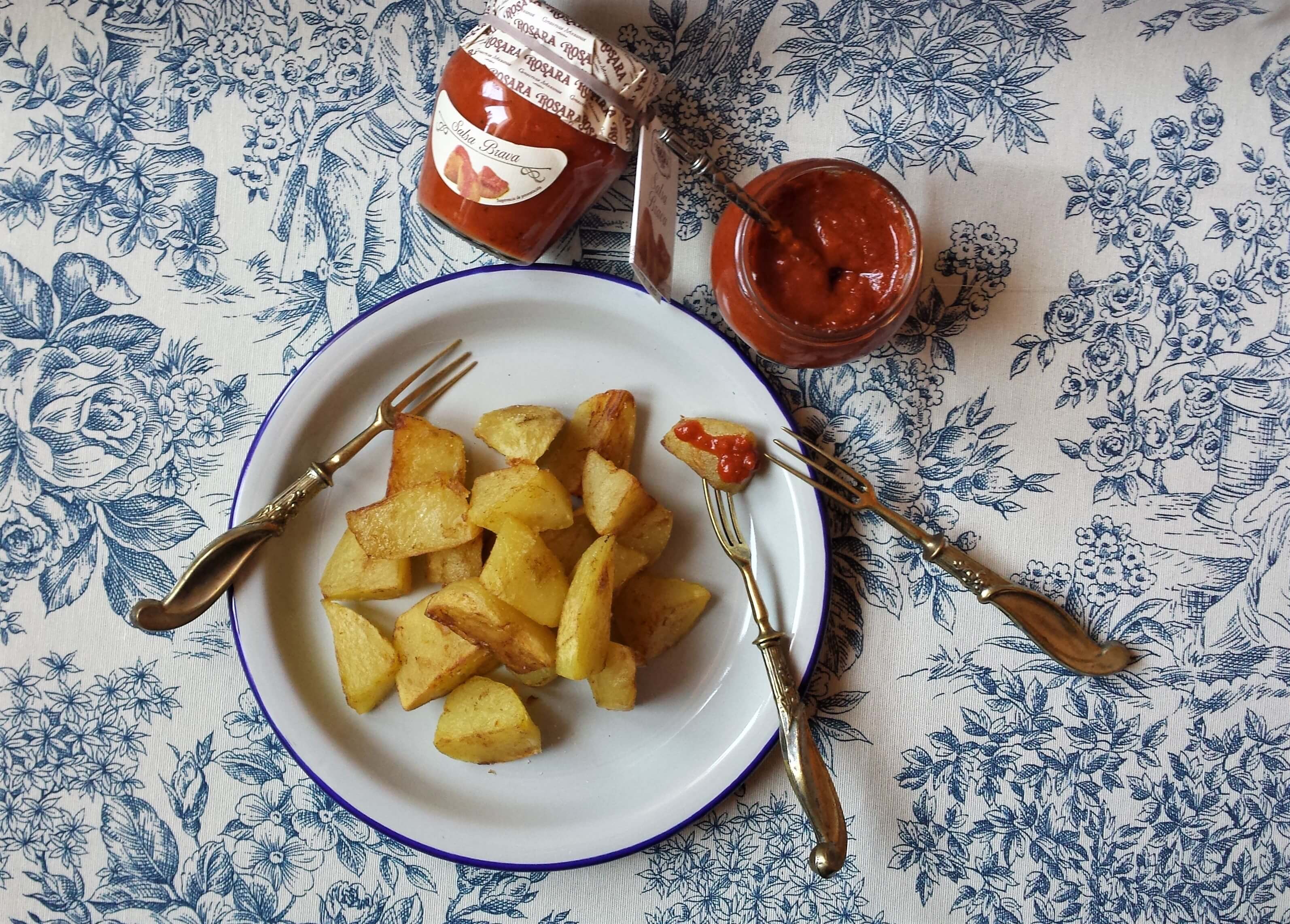 Patatas con salsa brava