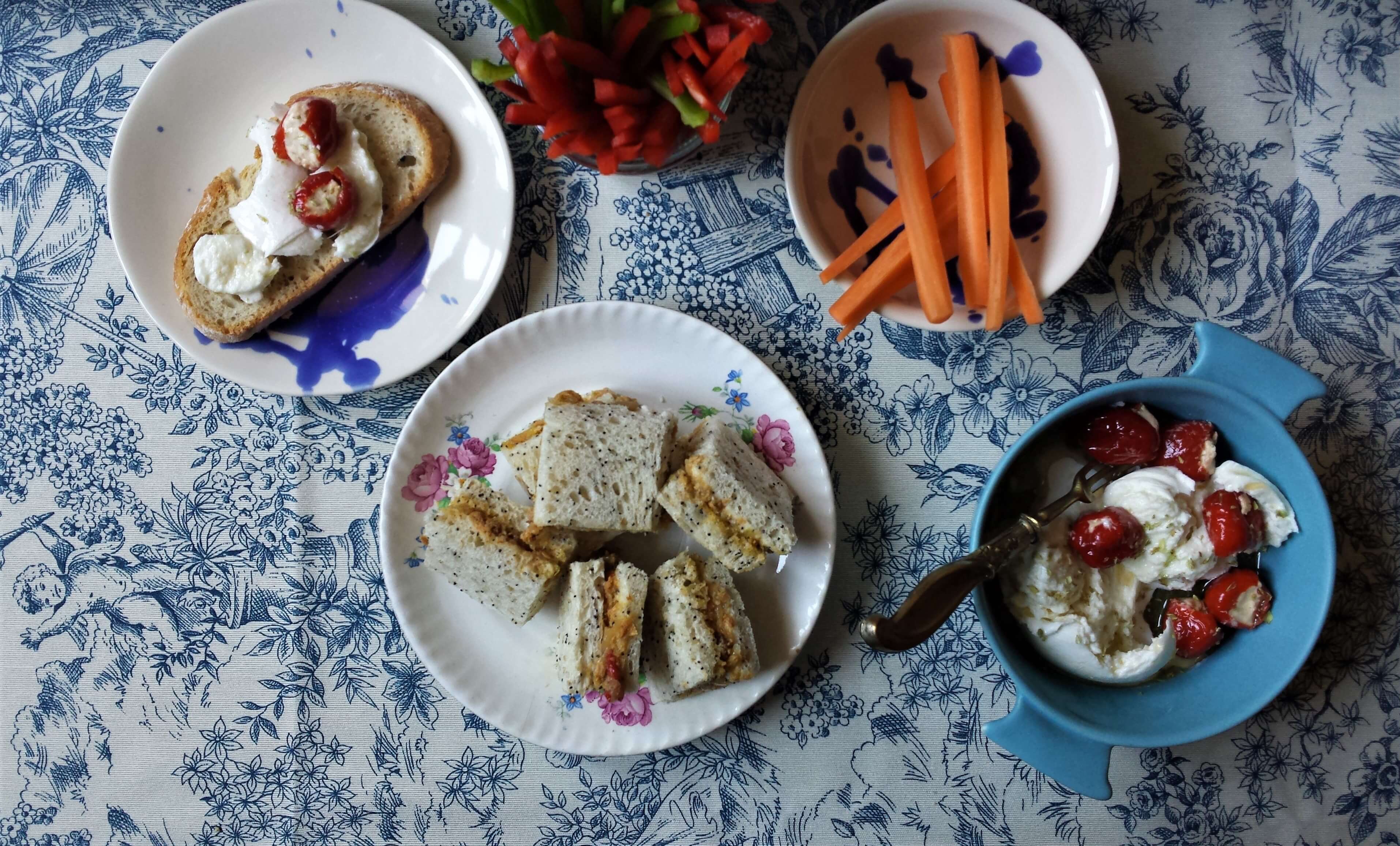 Vista de mini sandwhiches de bonito