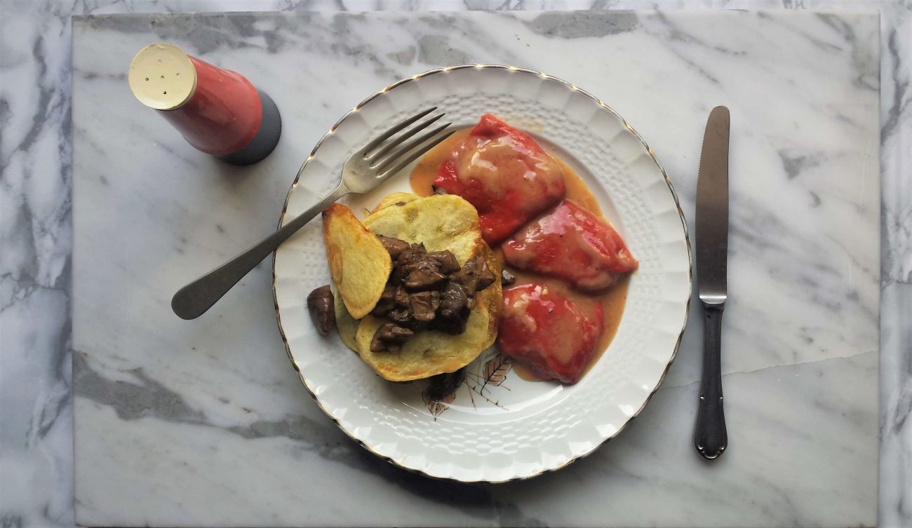 Pimientos rellenos de chuletón con milhojas de hongos