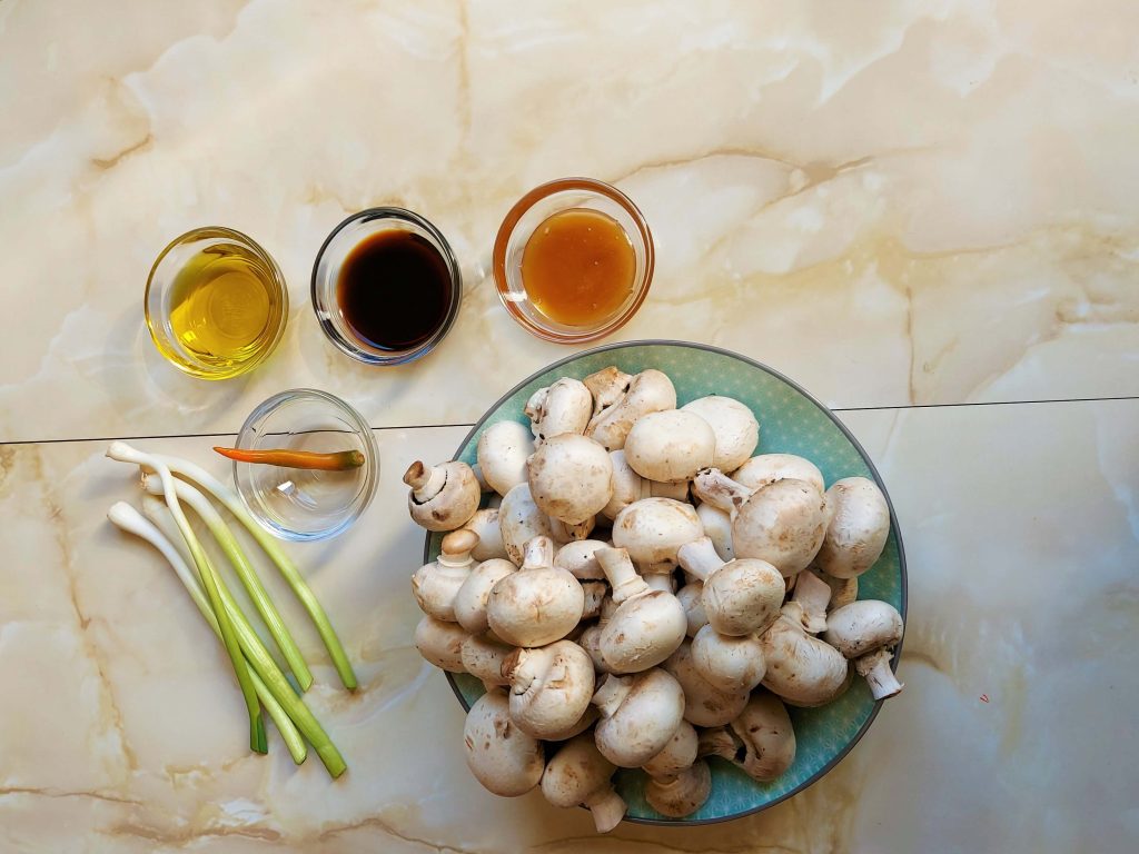 Ingredientes para cocinar champiñones glaseados